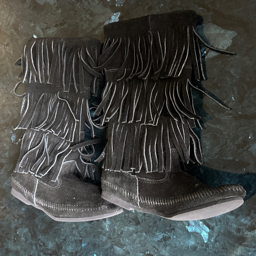 Minnetonka women’s size 7 Black Fringe Moccasin Boots